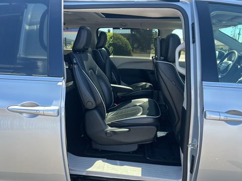 Used 2023 Chrysler Pacifica Limited w/ Uconnect Theater Family Group FWD image 35