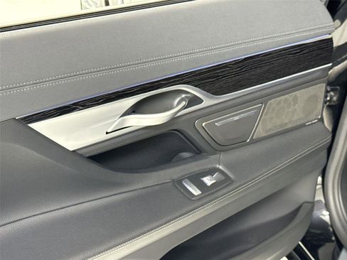 Used 2021 BMW 740i image 28
