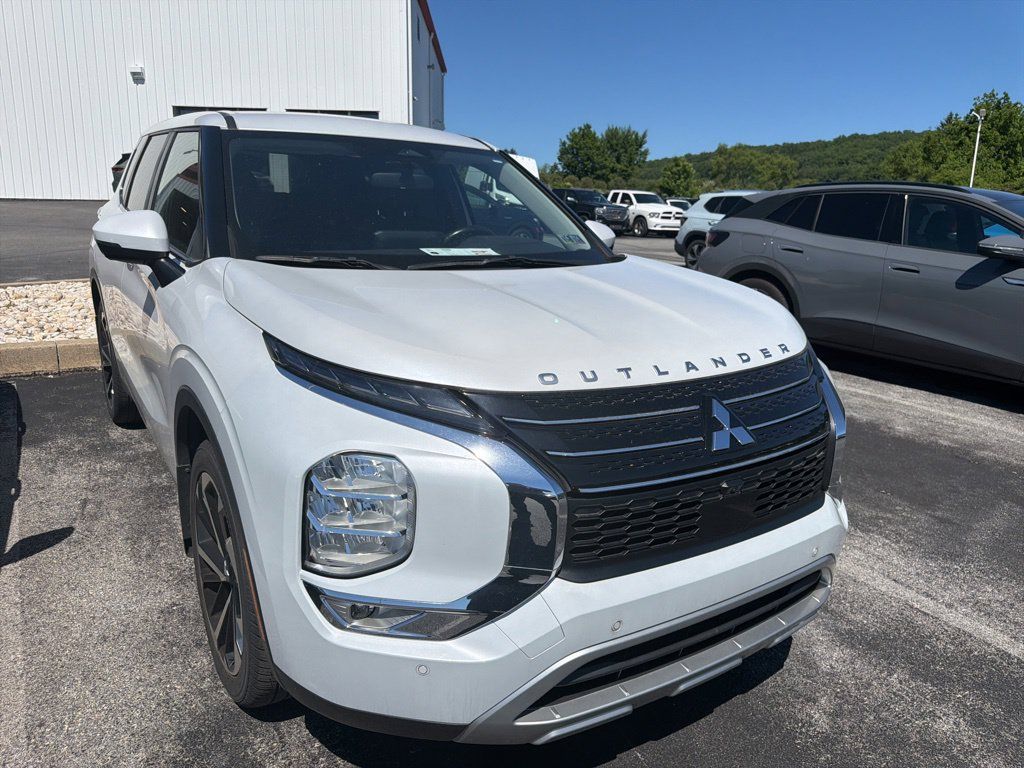 Used 2022 Mitsubishi Outlander SE FWD image 1