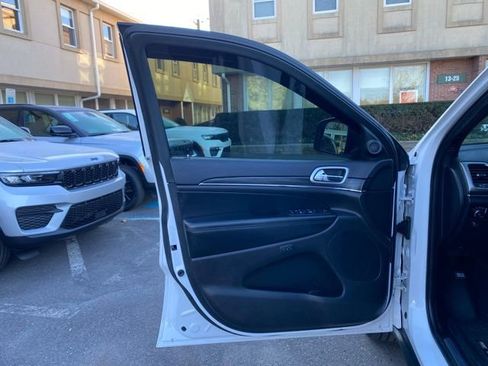 Used 2019 Jeep Grand Cherokee Limited w/ Luxury Group II image 19