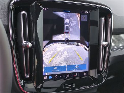 Used 2025 Volvo XC40 B5 Plus image 12