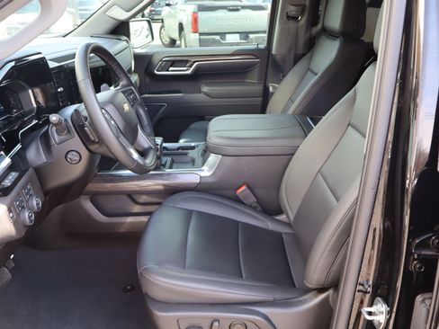 Certified 2025 Chevrolet Silverado 1500 LTZ w/ Technology Package image 19