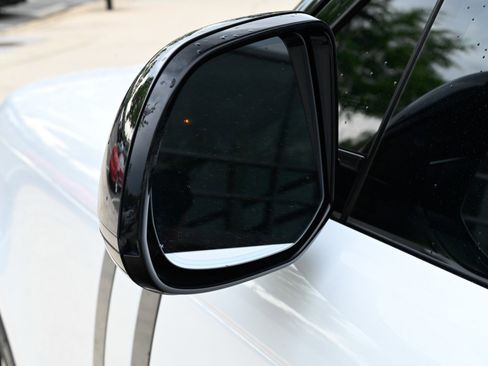 Used 2025 Land Rover Range Rover SE AWD/4WD image 14