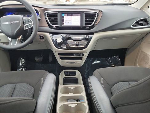 Used 2024 Chrysler Voyager LX image 13