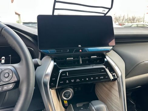 Used 2024 Toyota Venza Limited image 22