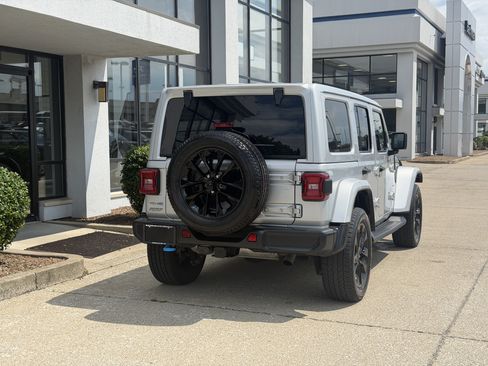 Used 2022 Jeep Wrangler Unlimited Sahara w/ Cold Weather Group AWD/4WD image 5