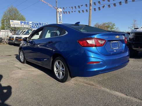 Used 2018 Chevrolet Cruze LT w/ Sun And Sound Package FWD image 4