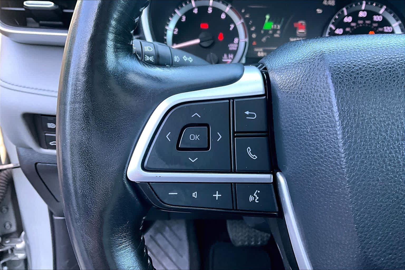 Used 2023 Toyota Highlander XLE AWD/4WD image 23