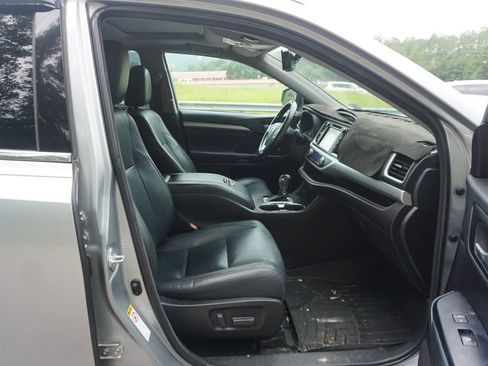 Used 2018 Toyota Highlander XLE FWD image 18