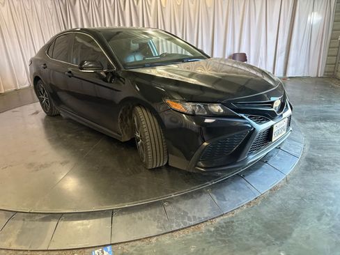 Used 2022 Toyota Camry SE FWD image 3