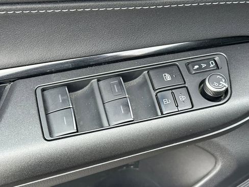 Used 2024 Toyota Venza LE image 11