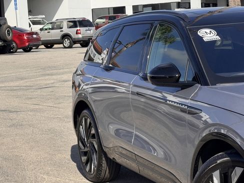 Used 2025 Lincoln Nautilus Reserve w/ Jet Appearance Package image 5