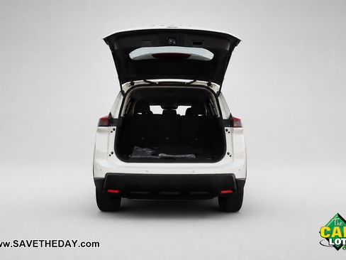 Used 2024 Nissan Rogue S FWD image 12