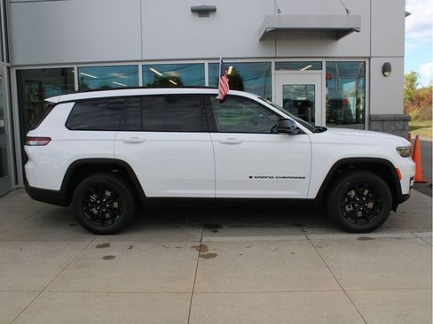 New 2025 Jeep Grand Cherokee L Altitude image 2