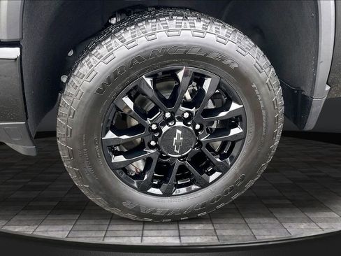 Used 2025 Chevrolet Silverado 2500 Custom w/ Custom Value Package image 9