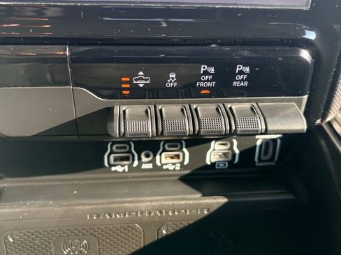 Used 2025 RAM 1500 Limited image 32