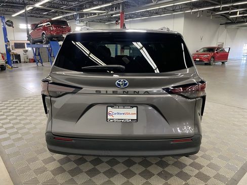 Used 2024 Toyota Sienna XLE image 9