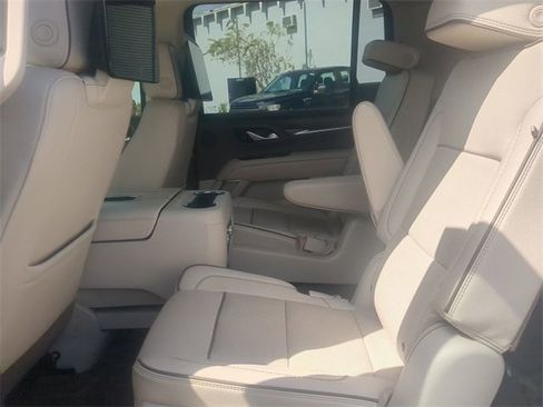 Used 2022 GMC Yukon XL Denali w/ Denali Ultimate Package image 4