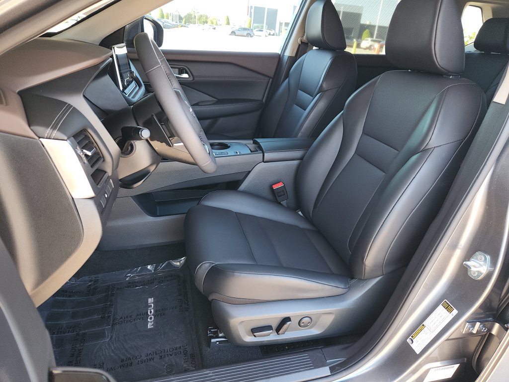 Used 2023 Nissan Rogue SV w/ SV Premium B Package FWD image 13