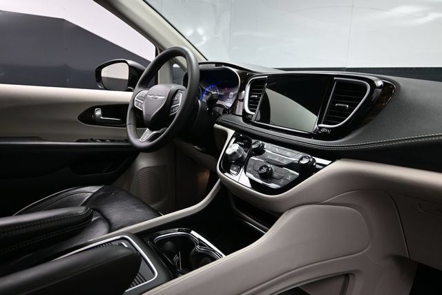 Certified 2024 Chrysler Pacifica Limited FWD image 14
