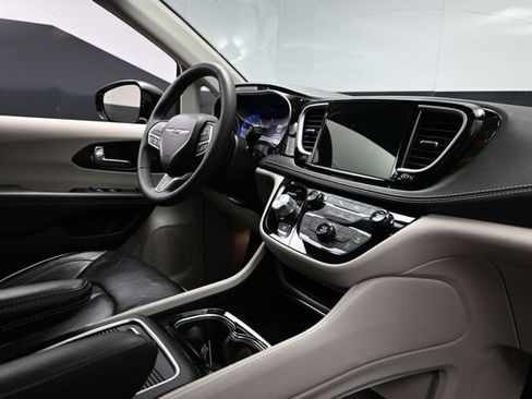 Certified 2024 Chrysler Pacifica Limited FWD image 14
