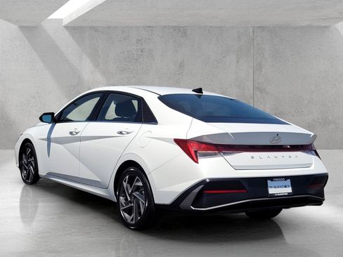 Used 2025 Hyundai Elantra SEL FWD image 7