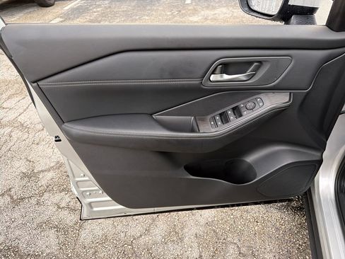 Used 2024 Nissan Rogue SV w/ SV Premium Package FWD image 18