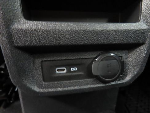 Used 2022 Volkswagen Tiguan SE image 11