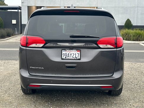 Used 2019 Chrysler Pacifica Touring-L image 4