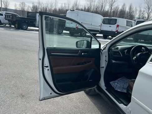 Used 2018 Subaru Outback 3.6R Touring image 12