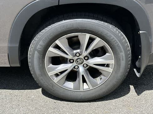 Used 2016 Toyota Highlander Plus AWD/4WD image 5
