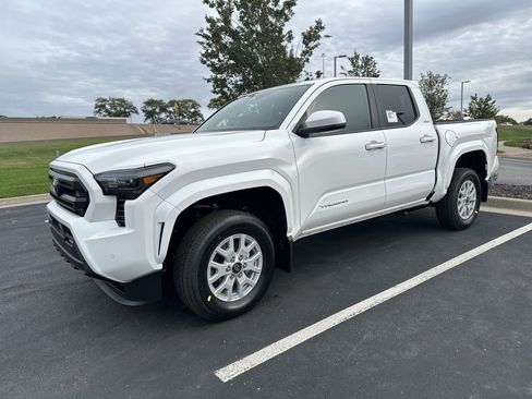 New 2025 Toyota Tacoma SR5 image 3