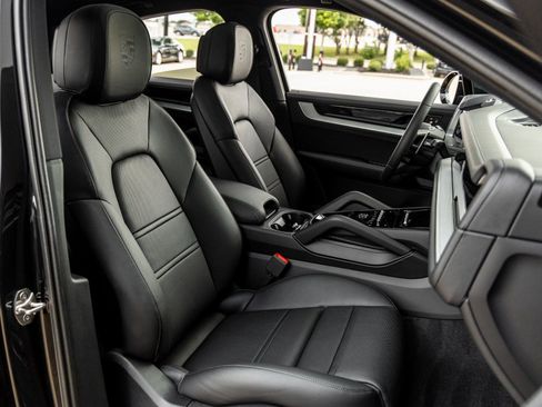 Used 2026 Porsche Cayenne Coupe image 43