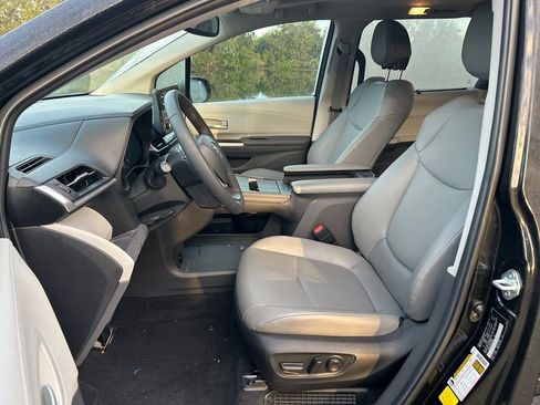 Used 2024 Toyota Sienna XLE image 14