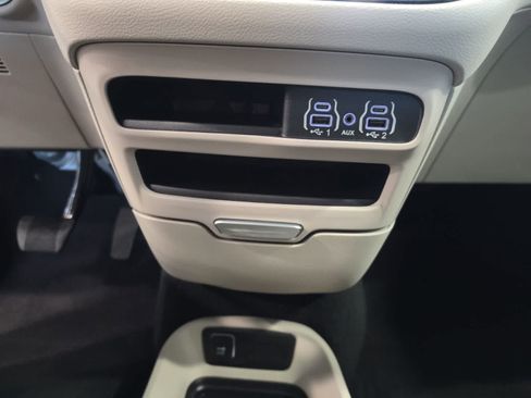 Used 2024 Chrysler Pacifica Touring-L FWD image 21