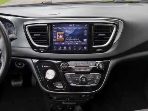 Used 2020 Chrysler Pacifica Touring w/ S Appearance Package FWD image 6
