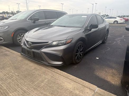Used 2021 Toyota Camry SE FWD image 1