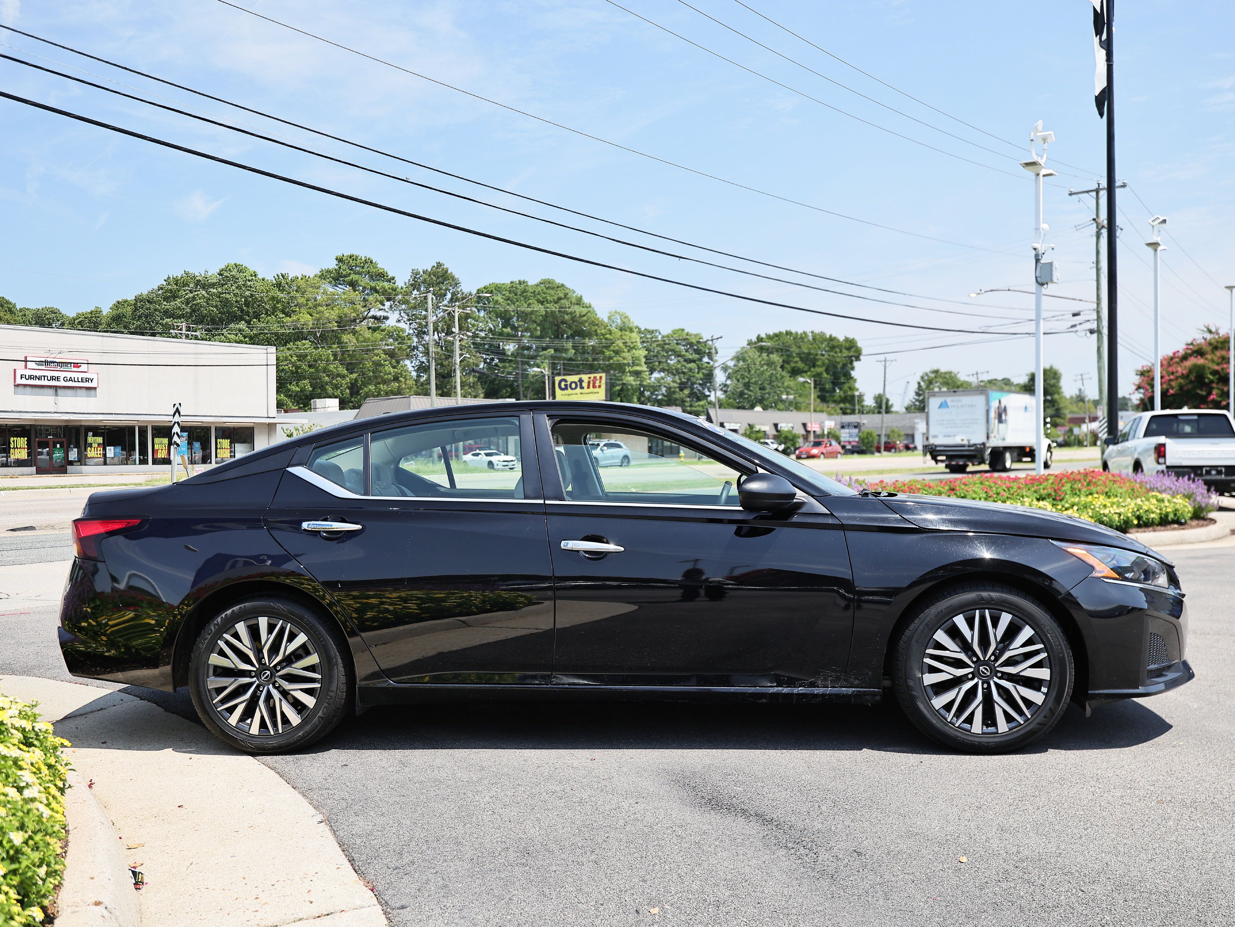 Used 2025 Nissan Altima 2.5 SV FWD image 11