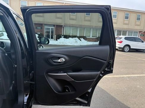 Used 2019 Jeep Cherokee Overland w/ Technology Group image 23