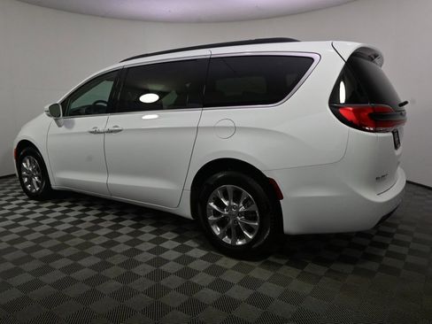 Used 2022 Chrysler Pacifica Touring-L image 3
