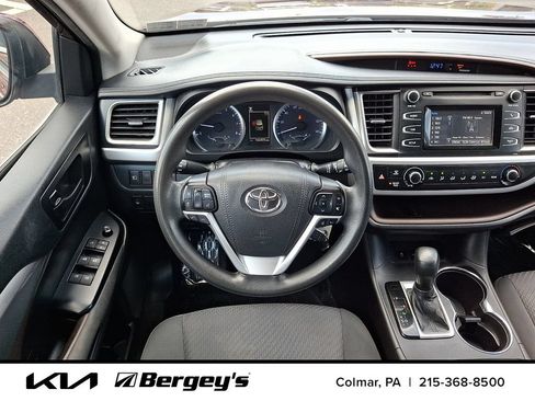 Used 2019 Toyota Highlander LE AWD/4WD image 13