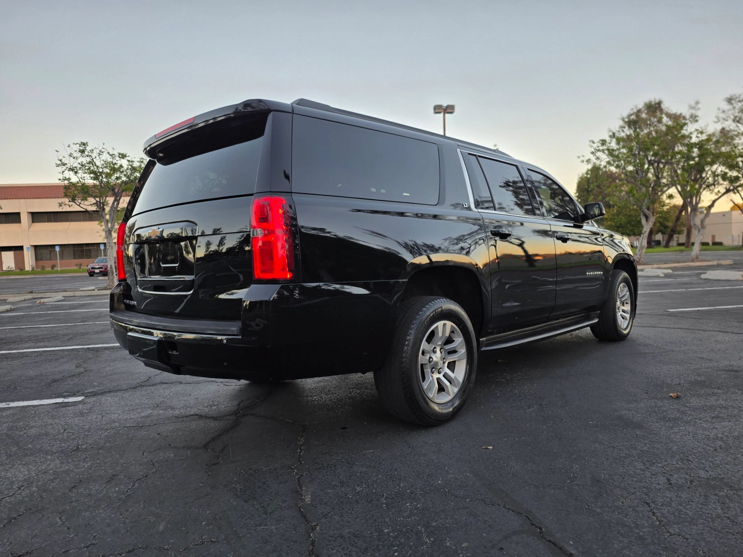 Used 2019 Chevrolet Suburban LT RWD image 4