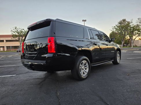 Used 2019 Chevrolet Suburban LT RWD image 4