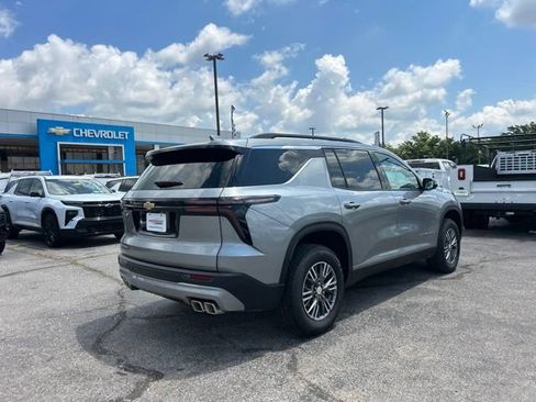Used 2026 Chevrolet Traverse LT FWD image 3