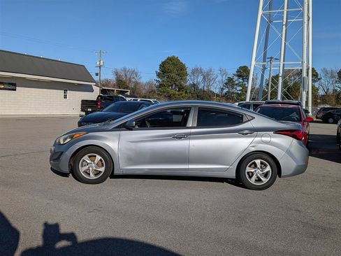 Used 2015 Hyundai Elantra SE image 2