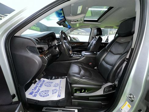 Used 2018 Cadillac Escalade ESV Luxury AWD/4WD image 16