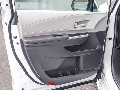 Used 2024 Toyota Sienna LE image 21