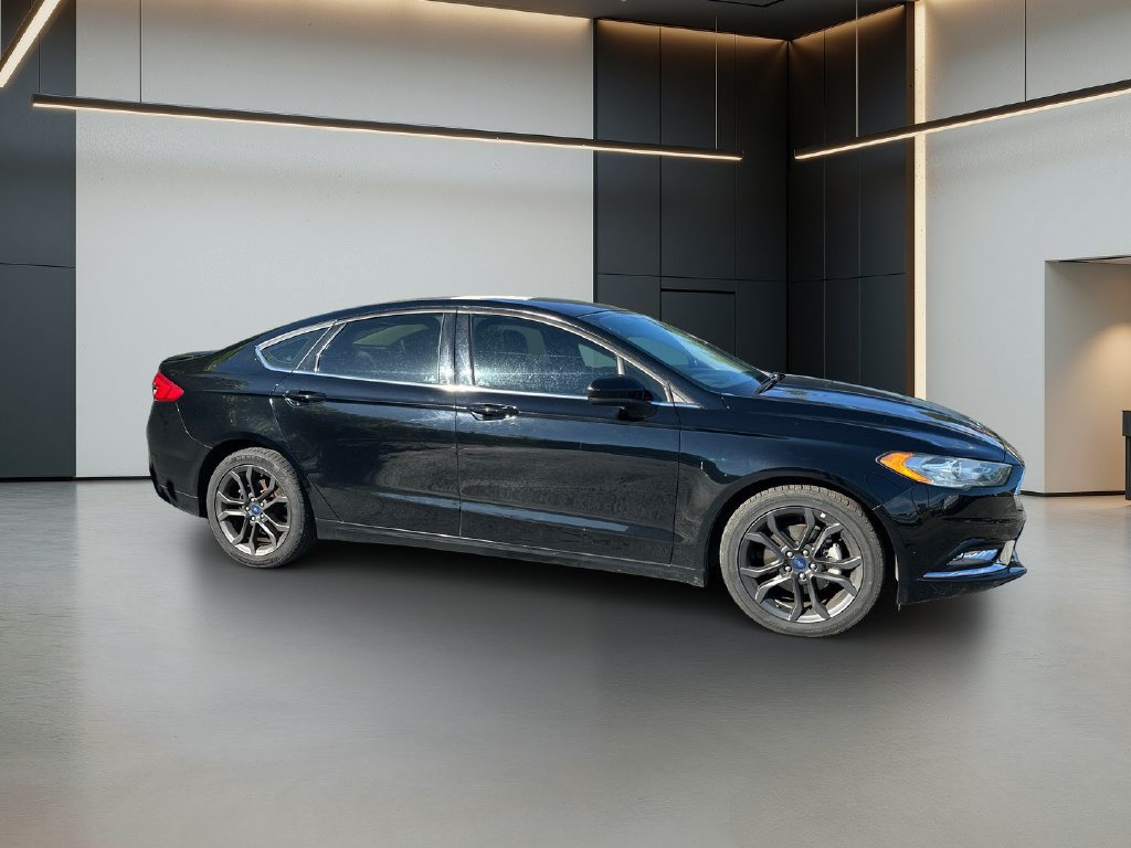 Used 2018 Ford Fusion SE w/ Equipment Group 201A FWD image 2