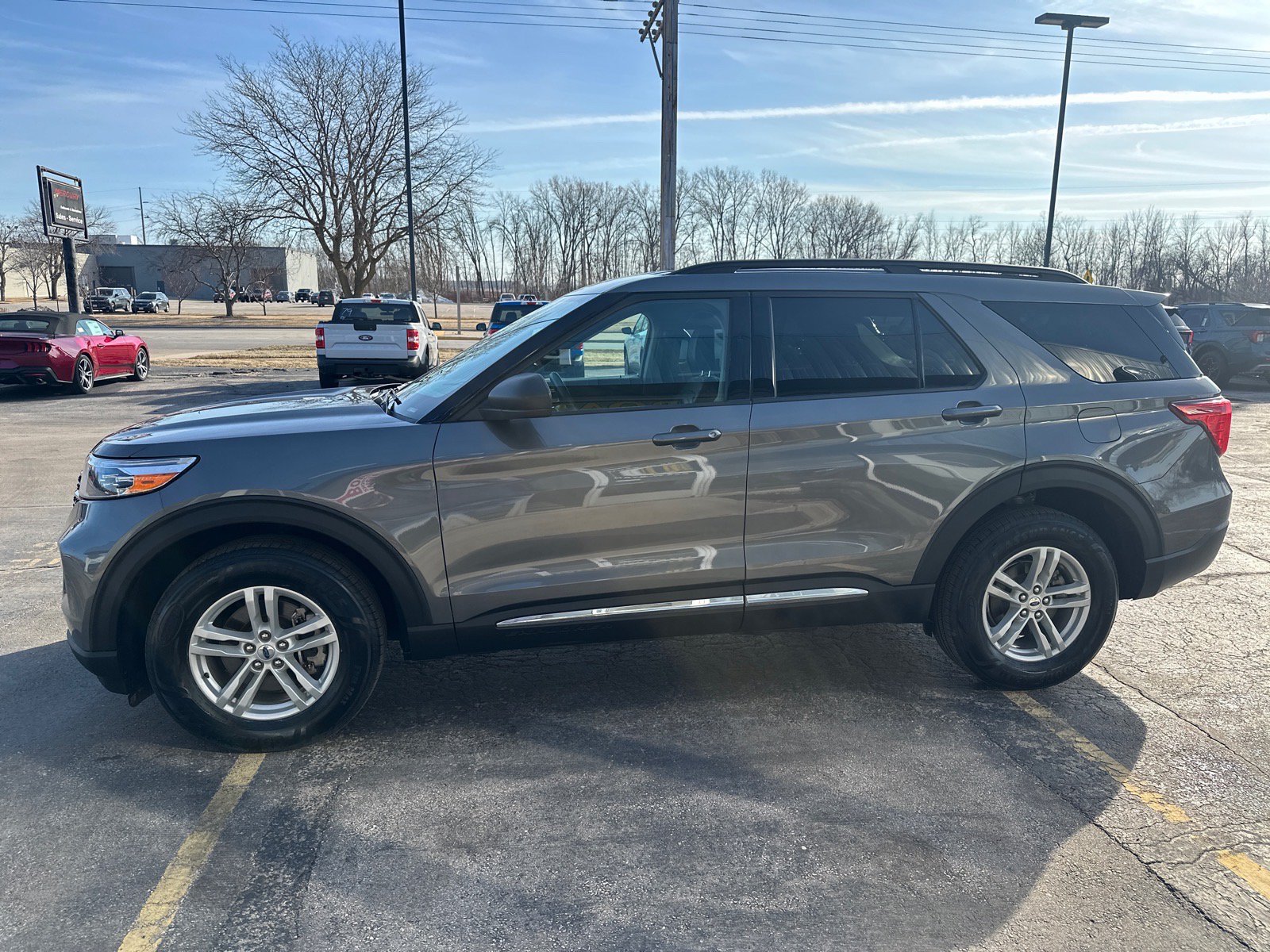 Used 2023 Ford Explorer XLT w/ Equipment Group 202A AWD/4WD image 2