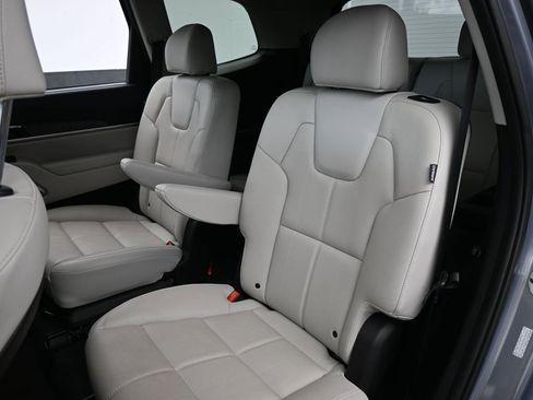 Used 2024 Kia Telluride EX w/ EX Captain's Chair Package image 34